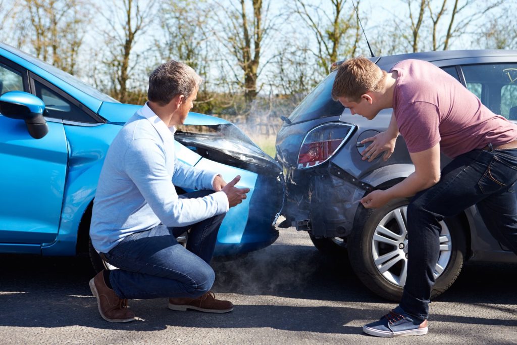 Și taxați, și cu banii luați! Românii vor achita și o coplată la repararea mașinilor, pe lângă polița RCA. Proiect de lege